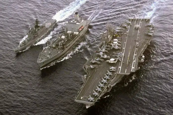 中美94年黄海对峙，核潜艇被困72小时，苏27预备与F14同归于尽 