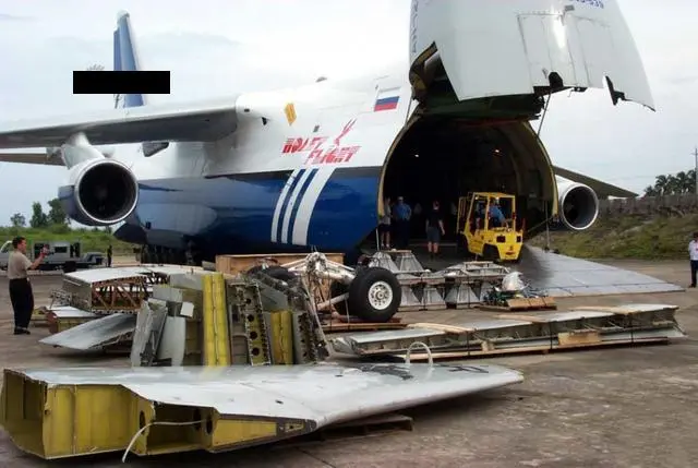 2001年中美南海撞机事件：美军傲慢要求将飞机加满油还回去，被拆成了零件？