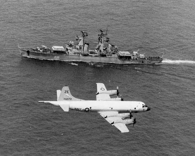 2001年中美南海撞机事件：美军傲慢要求将飞机加满油还回去，被拆成了零件？