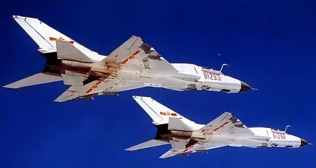 2001年中美南海撞机事件：美军傲慢要求将飞机加满油还回去，被拆成了零件？