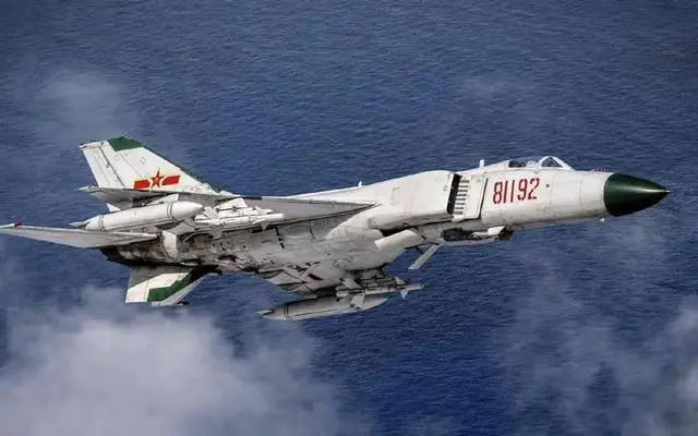 2001年中美南海撞机事件：美军傲慢要求将飞机加满油还回去，被拆成了零件？