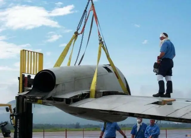 2001年中美南海撞机事件：美军傲慢要求将飞机加满油还回去，被拆成了零件？