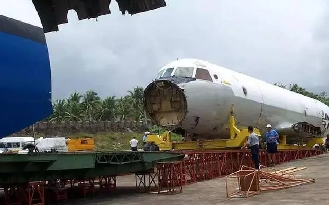 2001年中美南海撞机事件：美军傲慢要求将飞机加满油还回去，被拆成了零件？