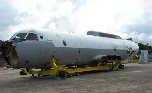 2001年中美南海撞机事件：美军傲慢要求将飞机加满油还回去，被拆成了零件？