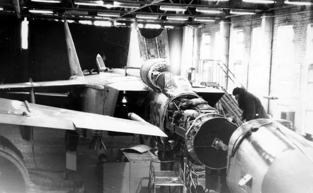 2001年中美南海撞机事件：美军傲慢要求将飞机加满油还回去，被拆成了零件？